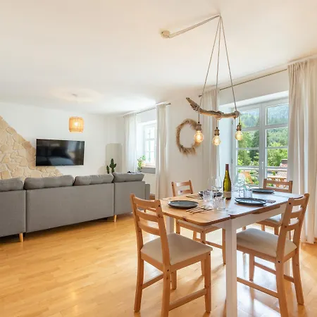 Golden Boho I Centrum I Car Park I 8 Pax I Netflix Apartment *